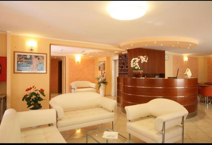 Hotel De La Ville Rimini Buitenkant foto